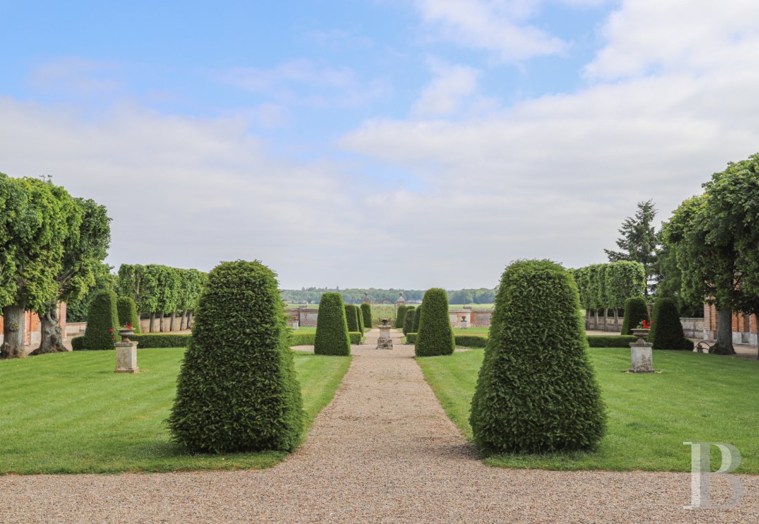 An 18th-century château with extensive grounds and French-style gardens in Eure, north of Évreux - photo  n°64